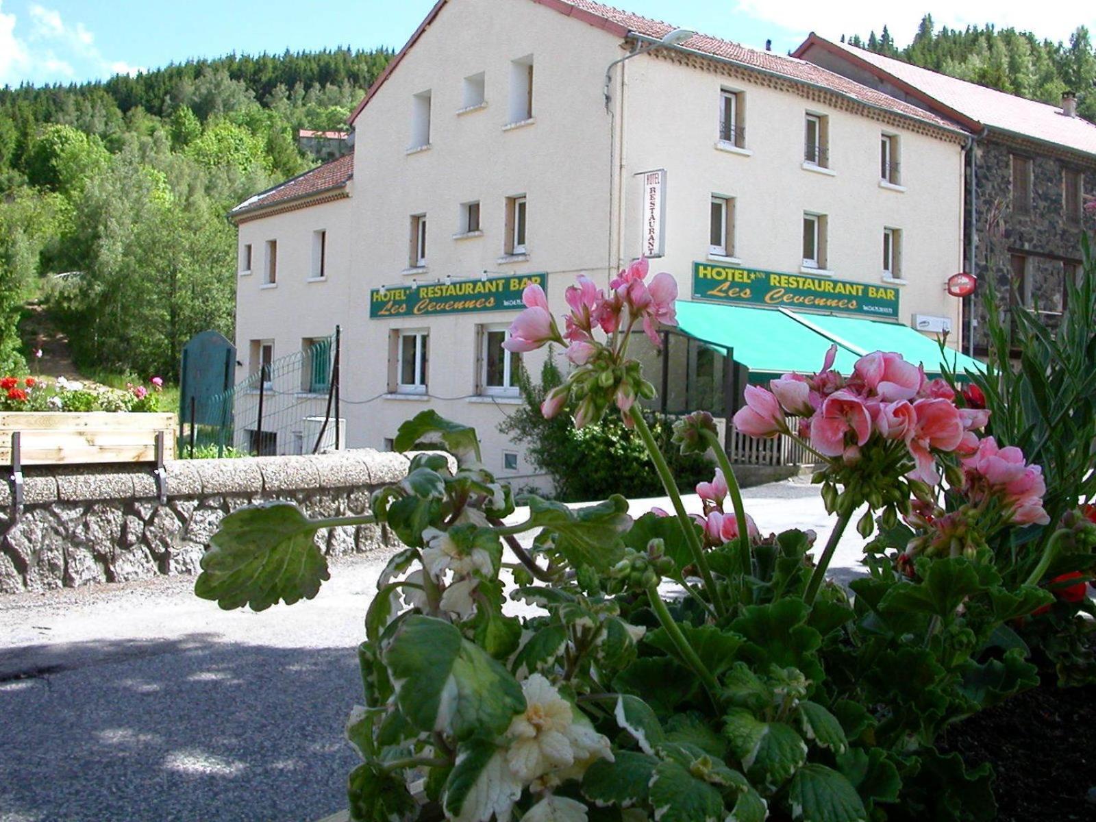 Logis Hotel Restaurant Les Cevennes Saint-Cirgues-en-Montagne Exterior foto